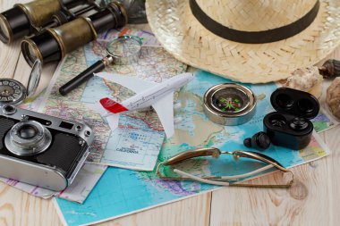 Masanın üzerinde dinlenme ve seyahat öğeleri.