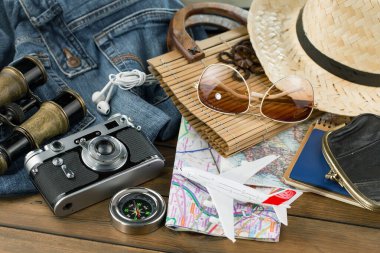 Masanın üzerinde dinlenme ve seyahat öğeleri. 