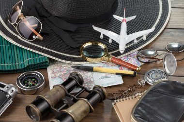 Masanın üzerinde dinlenme ve seyahat öğeleri. 