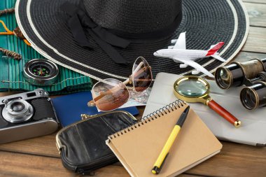 Masanın üzerinde dinlenme ve seyahat öğeleri. 