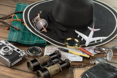 Masanın üzerinde dinlenme ve seyahat öğeleri. 