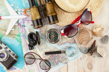 Masanın üzerinde dinlenme ve seyahat öğeleri. 