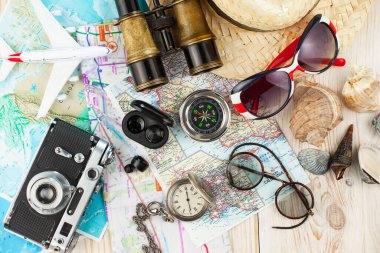 Masanın üzerinde dinlenme ve seyahat öğeleri. 