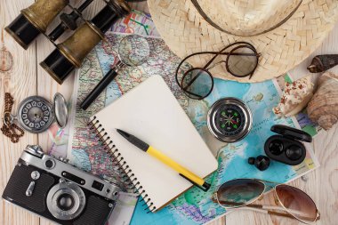 Masanın üzerinde dinlenme ve seyahat öğeleri. 