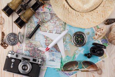 Masanın üzerinde dinlenme ve seyahat öğeleri. 