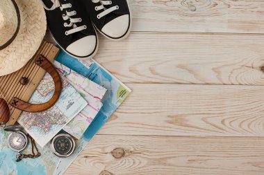 Masanın üzerinde dinlenme ve seyahat öğeleri. 