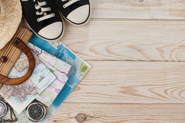 Masanın üzerinde dinlenme ve seyahat öğeleri. 