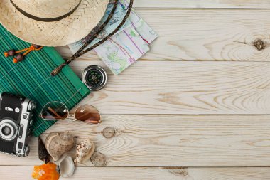 Masanın üzerinde dinlenme ve seyahat öğeleri. 