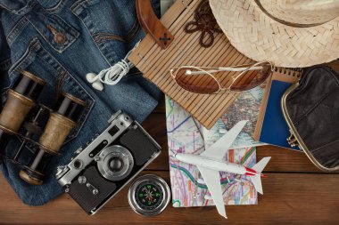 Masanın üzerinde dinlenme ve seyahat öğeleri. 