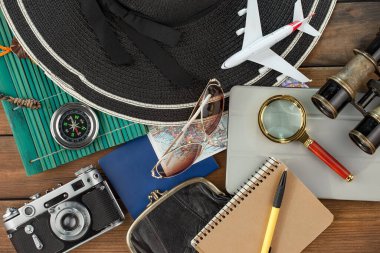 Masanın üzerinde dinlenme ve seyahat öğeleri. 