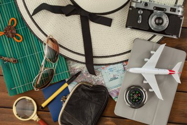 Masanın üzerinde dinlenme ve seyahat öğeleri. 