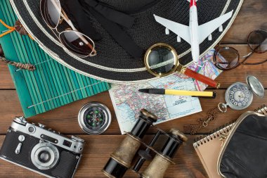 Masanın üzerinde dinlenme ve seyahat öğeleri. 