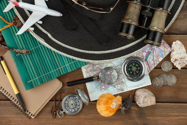 Masanın üzerinde dinlenme ve seyahat öğeleri. 