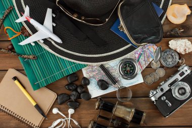 Masanın üzerinde dinlenme ve seyahat öğeleri. 