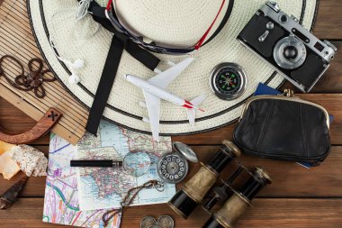Masanın üzerinde dinlenme ve seyahat öğeleri. 