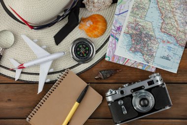 Masanın üzerinde dinlenme ve seyahat öğeleri. 