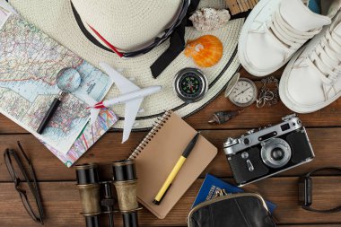 Masanın üzerinde dinlenme ve seyahat öğeleri. 