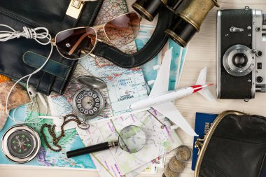 Masanın üzerinde dinlenme ve seyahat öğeleri. 