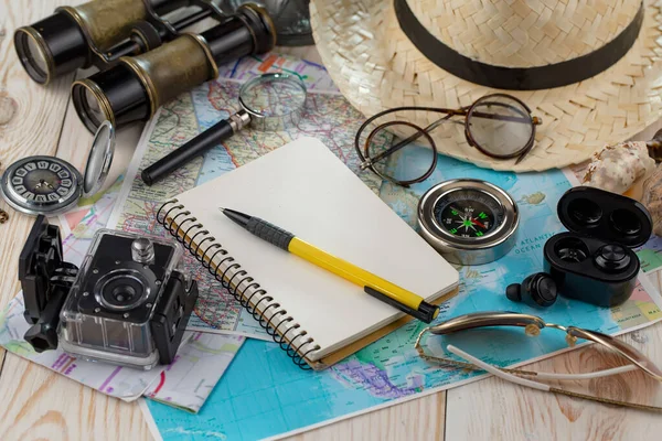 Ruhe Und Reiseutensilien Komposition Auf Dem Tisch — Stockfoto