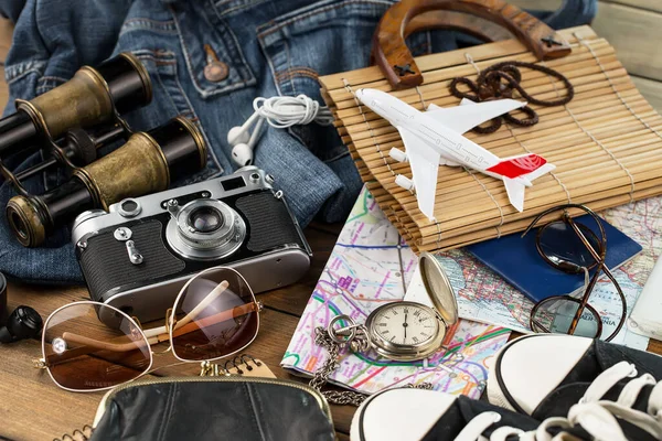 Ruhe Und Reiseutensilien Komposition Auf Dem Tisch — Stockfoto