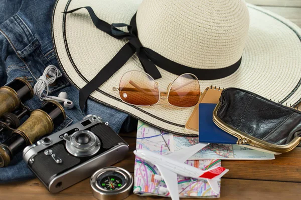 Ruhe Und Reiseutensilien Komposition Auf Dem Tisch — Stockfoto