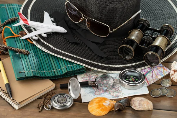 Ruhe Und Reiseutensilien Komposition Auf Dem Tisch — Stockfoto