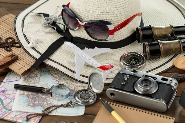 Artículos Para Descansar Viajar Composición Sobre Mesa — Foto de Stock