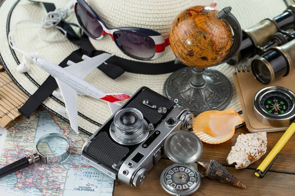 Ruhe Und Reiseutensilien Komposition Auf Dem Tisch — Stockfoto