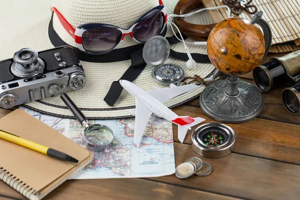 Ruhe Und Reiseutensilien Komposition Auf Dem Tisch — Stockfoto