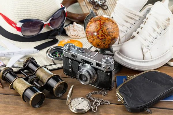 Ruhe Und Reiseutensilien Komposition Auf Dem Tisch — Stockfoto