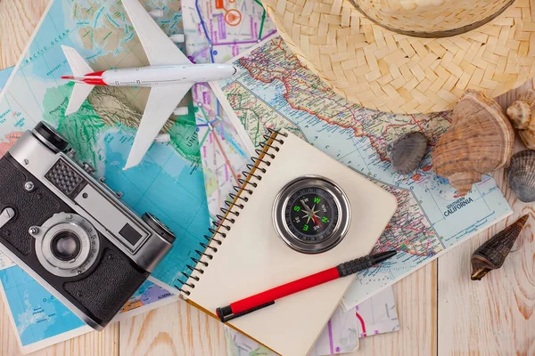 Ruhe Und Reiseutensilien Komposition Auf Dem Tisch — Stockfoto