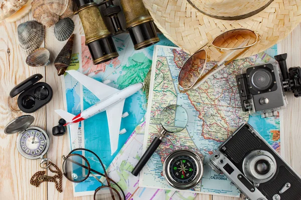 Masanın üzerinde dinlenme ve seyahat öğeleri. 