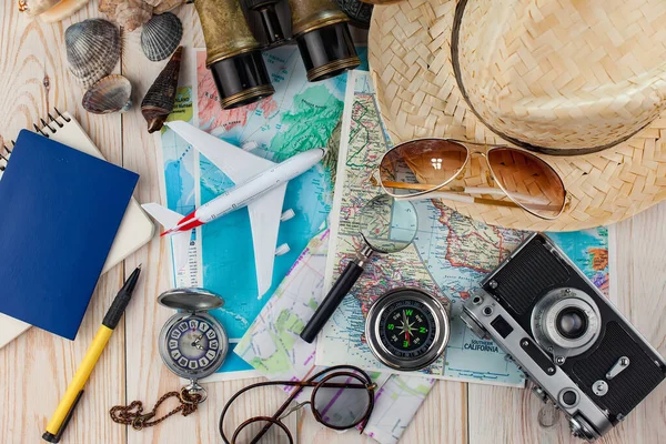 Masanın üzerinde dinlenme ve seyahat öğeleri. 