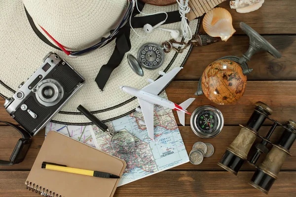 Ruhe Und Reiseutensilien Komposition Auf Dem Tisch — Stockfoto