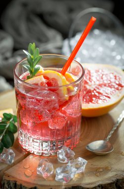 Ezilmiş buz ve narenciye ile ferahlatıcı yaz alkollü kokteyli