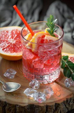 Ezilmiş buz ve narenciye ile ferahlatıcı yaz alkollü kokteyli