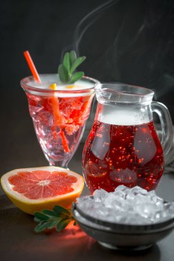 Ezilmiş buz ve narenciye ile ferahlatıcı yaz alkollü kokteyli