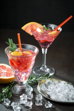 Ezilmiş buz ve narenciye ile ferahlatıcı yaz alkollü kokteyli