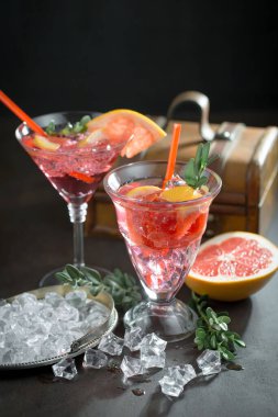 Ezilmiş buz ve narenciye ile ferahlatıcı yaz alkollü kokteyli