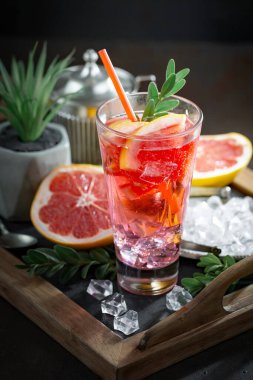 Ezilmiş buz ve narenciye ile ferahlatıcı yaz alkollü kokteyli