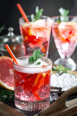 Ezilmiş buz ve narenciye ile ferahlatıcı yaz alkollü kokteyli