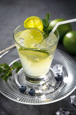 Ezilmiş buz ve narenciye ile ferahlatıcı yaz alkollü kokteyli