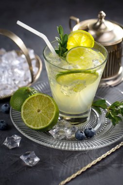 Ezilmiş buz ve narenciye ile ferahlatıcı yaz alkollü kokteyli