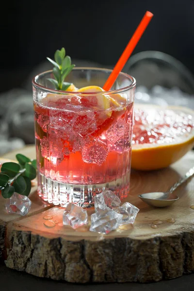 Cocktail Alcolico Estivo Rinfrescante Con Ghiaccio Tritato Agrumi — Foto Stock