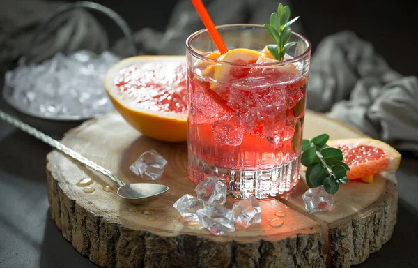 Erfrischender Alkoholischer Sommercocktail Mit Crushed Ice Und Zitrusfrüchten — Stockfoto