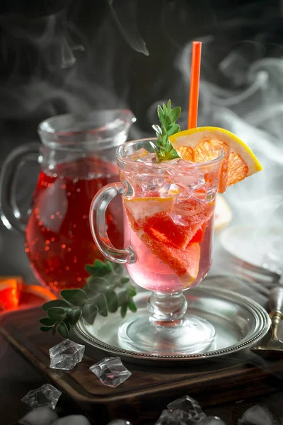 Coquetel Alcoólico Refrescante Verão Com Gelo Picado Frutas Cítricas — Fotografia de Stock