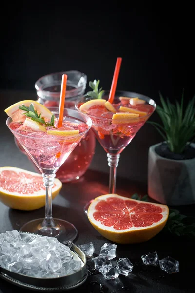 Erfrischender Alkoholischer Sommercocktail Mit Crushed Ice Und Zitrusfrüchten — Stockfoto