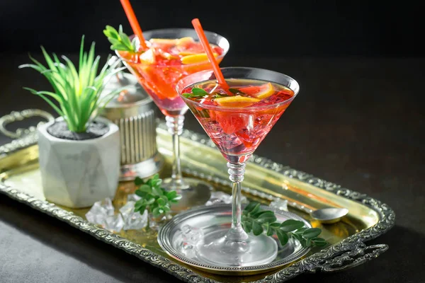 砕いた氷と柑橘類と夏のアルコールカクテルをリフレッシュ — ストック写真