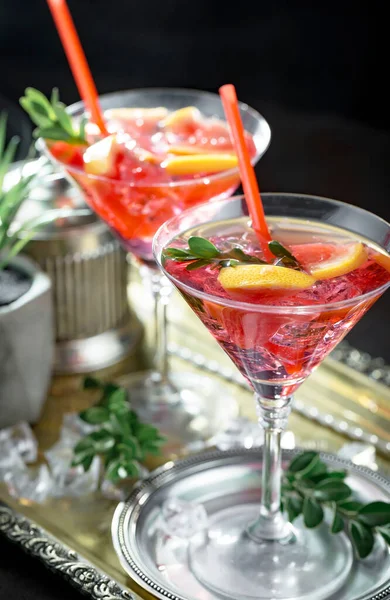 Coquetel Alcoólico Refrescante Verão Com Gelo Picado Frutas Cítricas — Fotografia de Stock