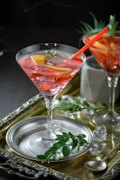 Coquetel Alcoólico Refrescante Verão Com Gelo Picado Frutas Cítricas — Fotografia de Stock